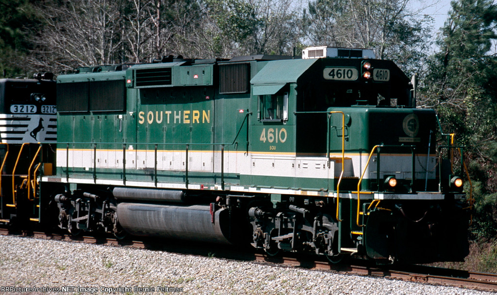 Norfolk Southern GP59 #4610 building its Albany/Macon, Georgia bound train on the former Central of Georgia tracks 